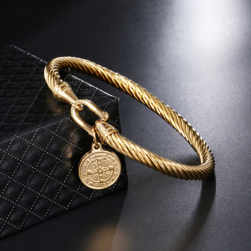 Goldenes Armband mit Anhänger, gedrehtes Design, Edelstahl, modisches Schmuckstück.