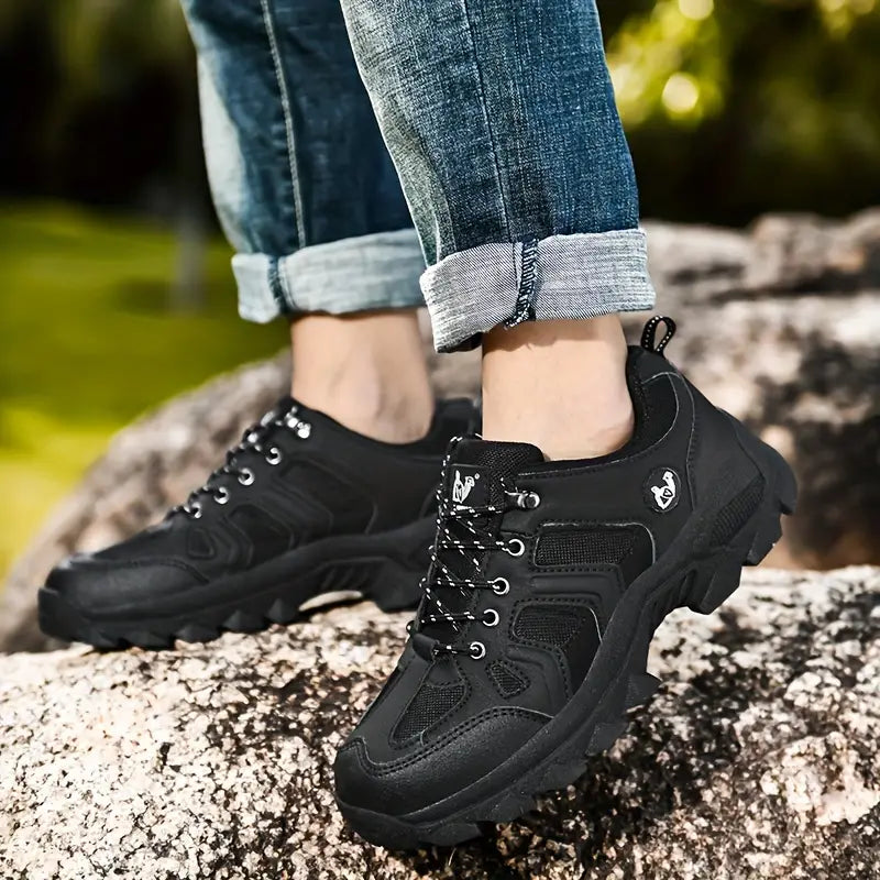 Schwarze Wanderschuhe für Herren, robust, rutschfest, Outdoor, auf Felsen, Jeans.