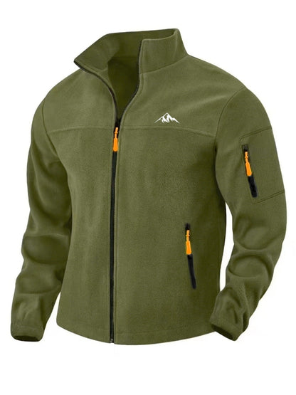 Olivgrüne Fleecejacke von vorn mit Stehkragen, orangen Reißverschlussziehern, Ärmeltasche und kleinem Bergmotiv auf der 5