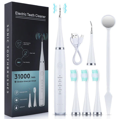 Weißes Set mit Gerät, Verpackungsbox, USB-Ladekabel, gebogenem Scaler-Aufsatz, drei Bürstenköpfen und Mundspiegel nebeneinander angeordnet. 4