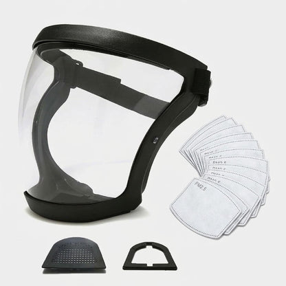 Schwarze Vollgesichtsmaske mit klarem Visier, daneben ein Stapel Ersatzfilter sowie zwei schwarze Zubehörteile für den Filtereinsatz. 5