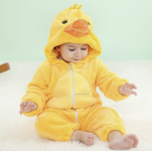 Baby im gelben Entenkostüm, Kapuze mit Schnabel, weicher Plüsch, Reißverschluss vorne.
