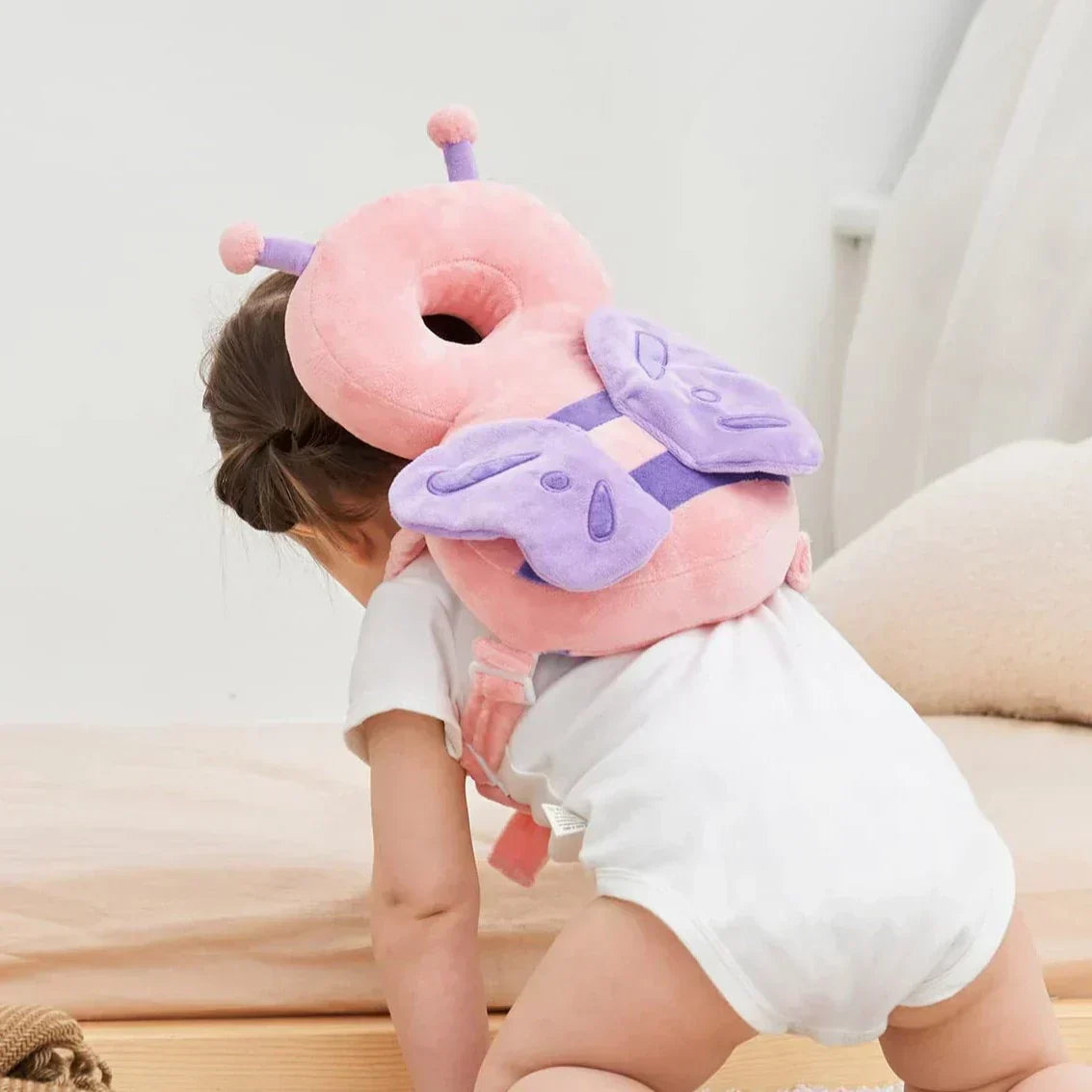 Kleinkind mit rosa Schmetterling-Kopfschutz, Plüsch, Sicherheitskissen, Baby, Schutzhelm.