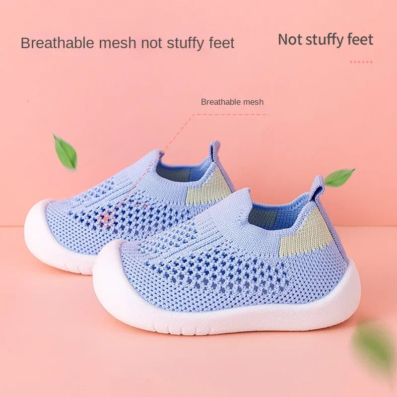 Blaue Kinder-Sneaker aus Mesh, atmungsaktiv, rutschfest, weiche Sohle, bequem für Babys.