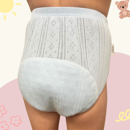 Kleinkind trägt weiße Strickwindel, atmungsaktiv, bequem, Babybekleidung, Hintergrund mit Bär.