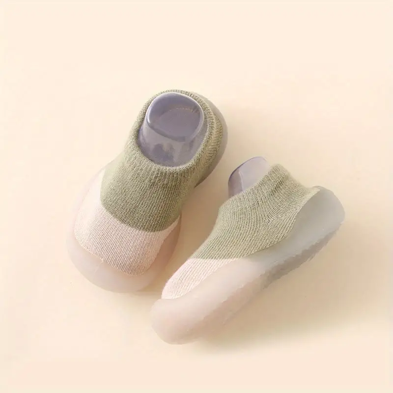 Grüne Baby-Sneaker, rutschfest, weiche Sohle, Strickmaterial, modisch, bequem.