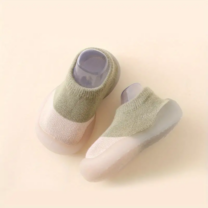 Grüne Baby-Sneaker, rutschfest, weiche Sohle, Strickmaterial, modisch, bequem.