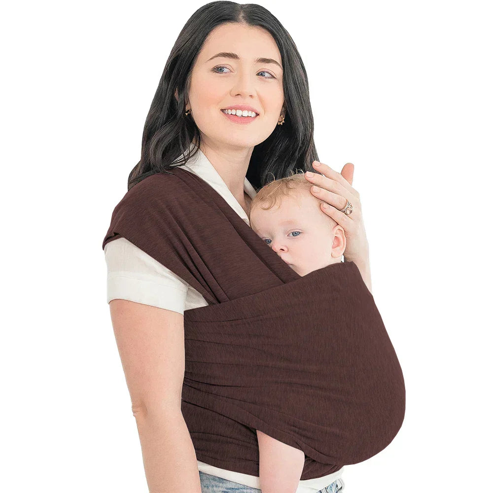 Frau mit Baby in braunem Tragetuch, bequemes Babytragetuch, weiches Material, Mutter-Kind-Bindung.