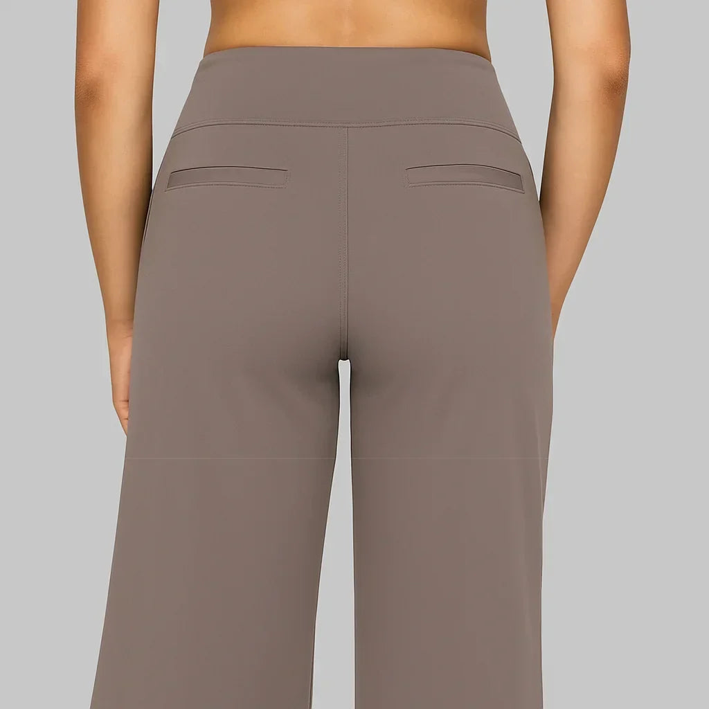 Rückansicht der taupefarbenen Hose mit zwei Paspeltaschen am hohen Bund und mittiger Naht. 4