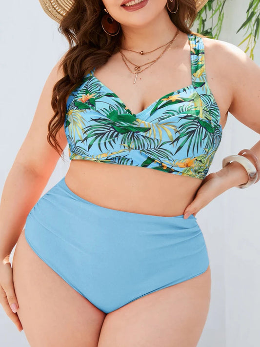 Frau im blauen Bikini mit tropischem Muster, Plus-Size, Sommermode, Strandbekleidung.