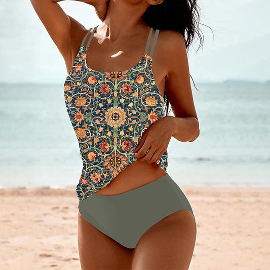 Frau im gemusterten Tankini am Strand, Sommermode, Bademode, Damen, Strandkleidung.