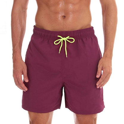 Männer-Badeshorts weinrot, gelber Kordelzug, schnell trocknend, Strandmode, Sommerbekleidung.