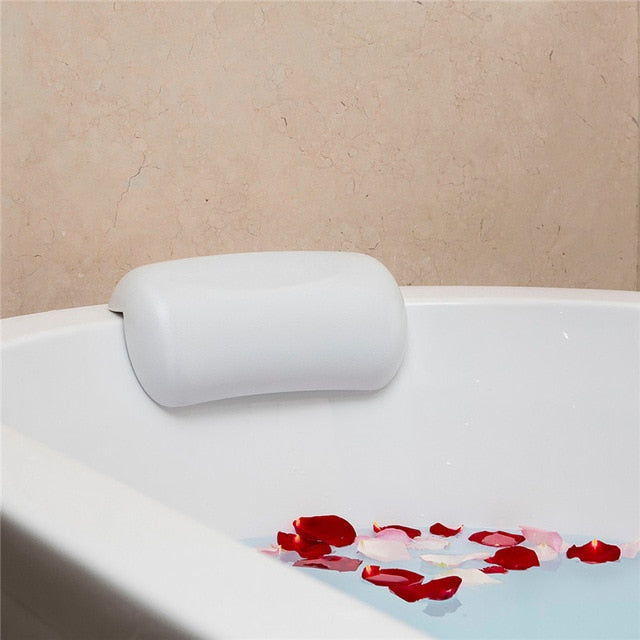 Weiße Badewannenkopfstütze aus Schaumstoff, ergonomisch, mit Rosenblättern im Wasser.