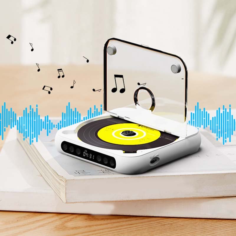 Weißer CD-Player mit geöffnetem transparentem Deckel auf einem Buch, umgeben von Musiknoten und blauen Schallwellen. 1