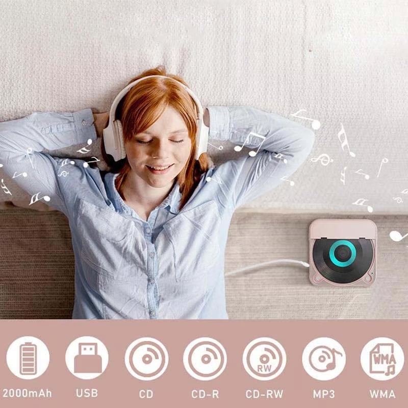 Frau mit Kopfhörern entspannt auf dem Sofa, daneben der rosafarbene Player, darunter Symbole für Akku, USB und Formate. 5