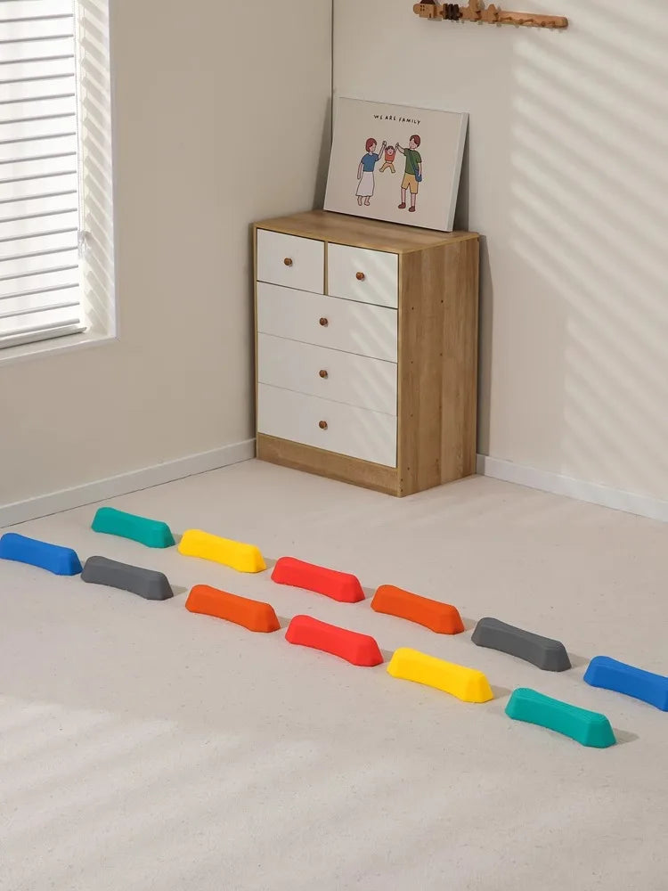 Bunte Balanciersteine im Kinderzimmer, Spielzeug zur Förderung der Motorik, Kunststoff.