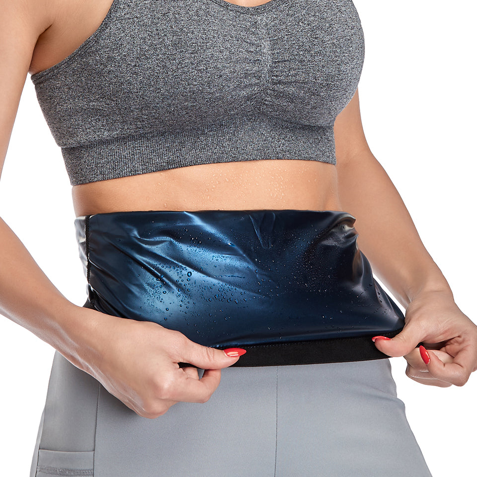 Frau mit grauem Sport-BH und Sauna-Gürtel, Fitness, Gewichtsverlust, Schweiß, Training.