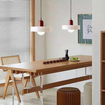 Bauhaus Pendelleuchte aus Glas, rot-weiß, über Esstisch, modernes Design, Innenbeleuchtung.