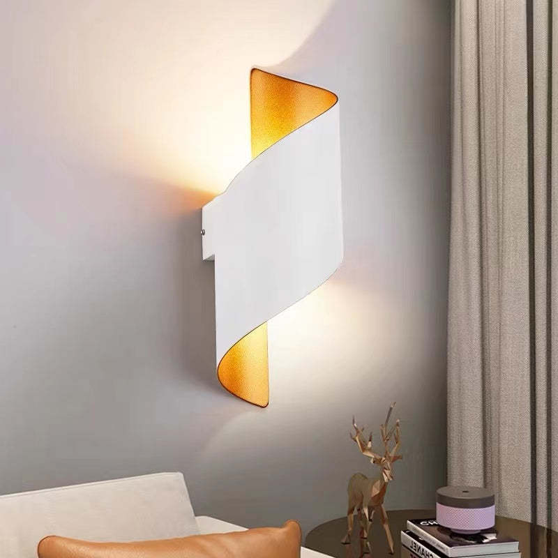 Moderne LED-Wandleuchte, weiß-gold, geschwungenes Design, Wohnzimmerbeleuchtung.