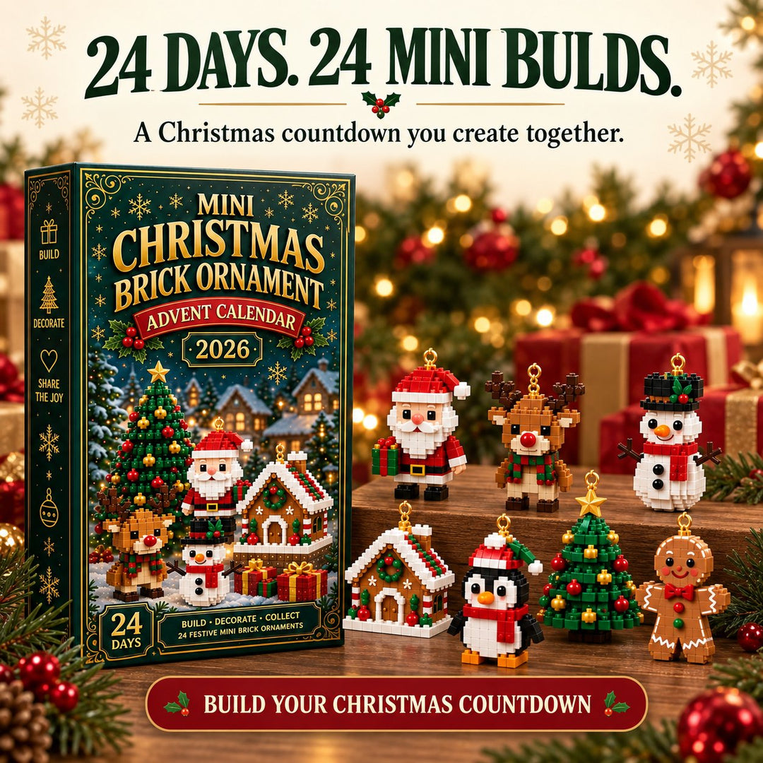 Dunkelgrüne Adventskalender-Schachtel neben sieben fertig gebauten Weihnachtsfiguren aus Bausteinen vor Tannenzweigen, Lichtern und roten Geschenken. 1