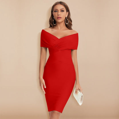 Frau in rotem schulterfreiem V-Ausschnitt Bandage-Kleid, elegant, knielang, Party-Outfit.