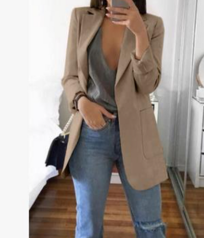 Frau in beigem Blazer und blauer Jeans, modisch, lässig, Damenmode, Streetstyle-Outfit.