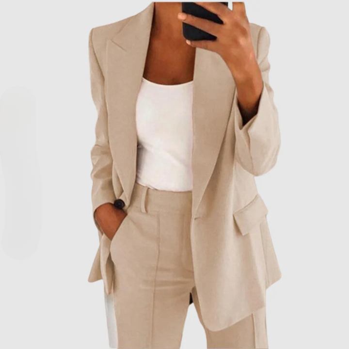 Frau in beigem Anzug mit weißem Top, Businessmode, eleganter Damenanzug, Bürooutfit.