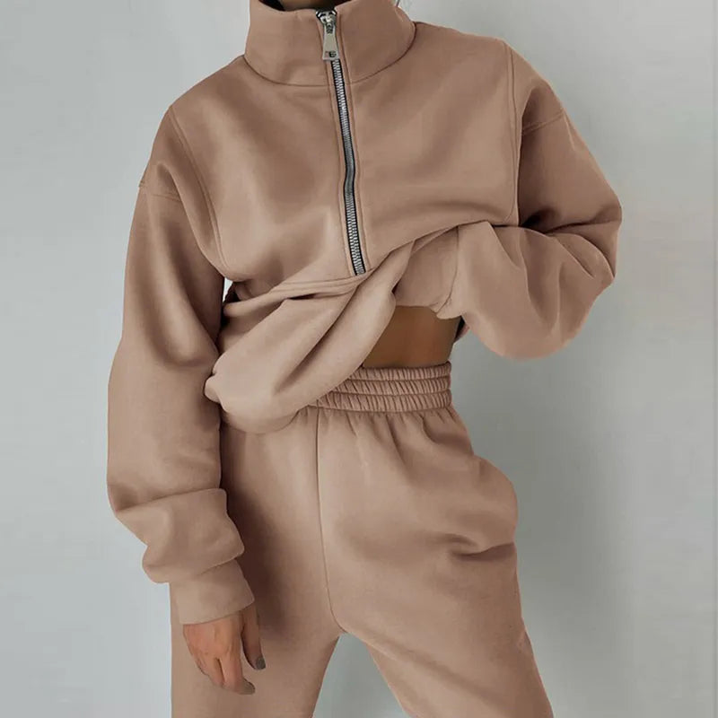 Damen Jogginganzug beige, Reißverschluss, gemütlich, Freizeitmode, Sportbekleidung, Herbst.