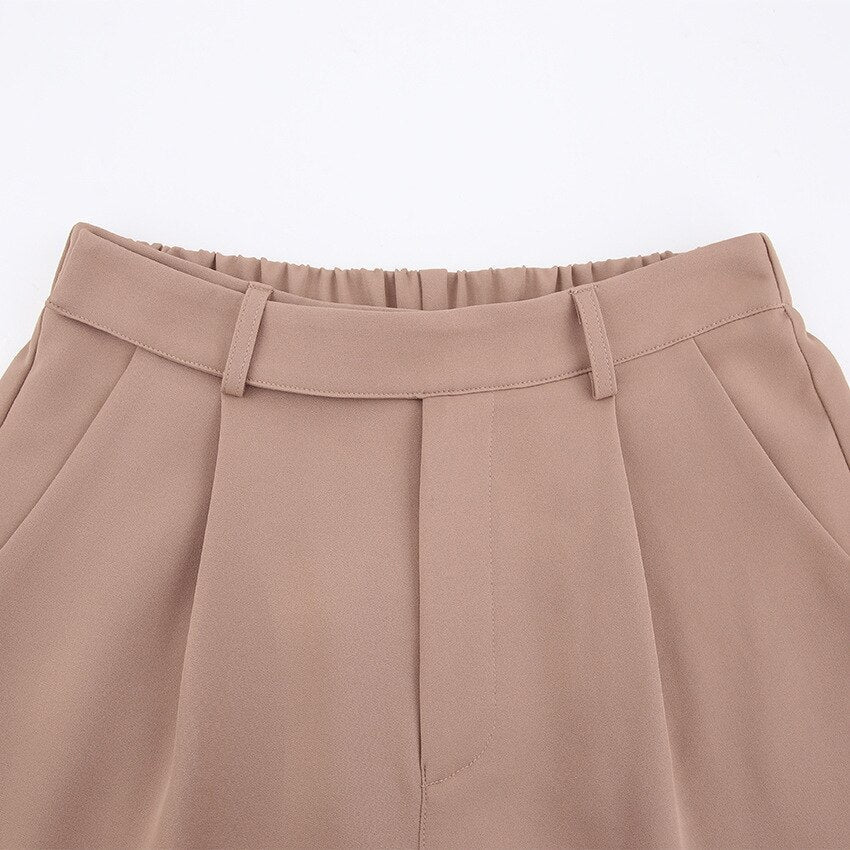 Beige Damenhose aus Baumwolle mit elastischem Bund und Gürtelschlaufen, elegant und bequem.