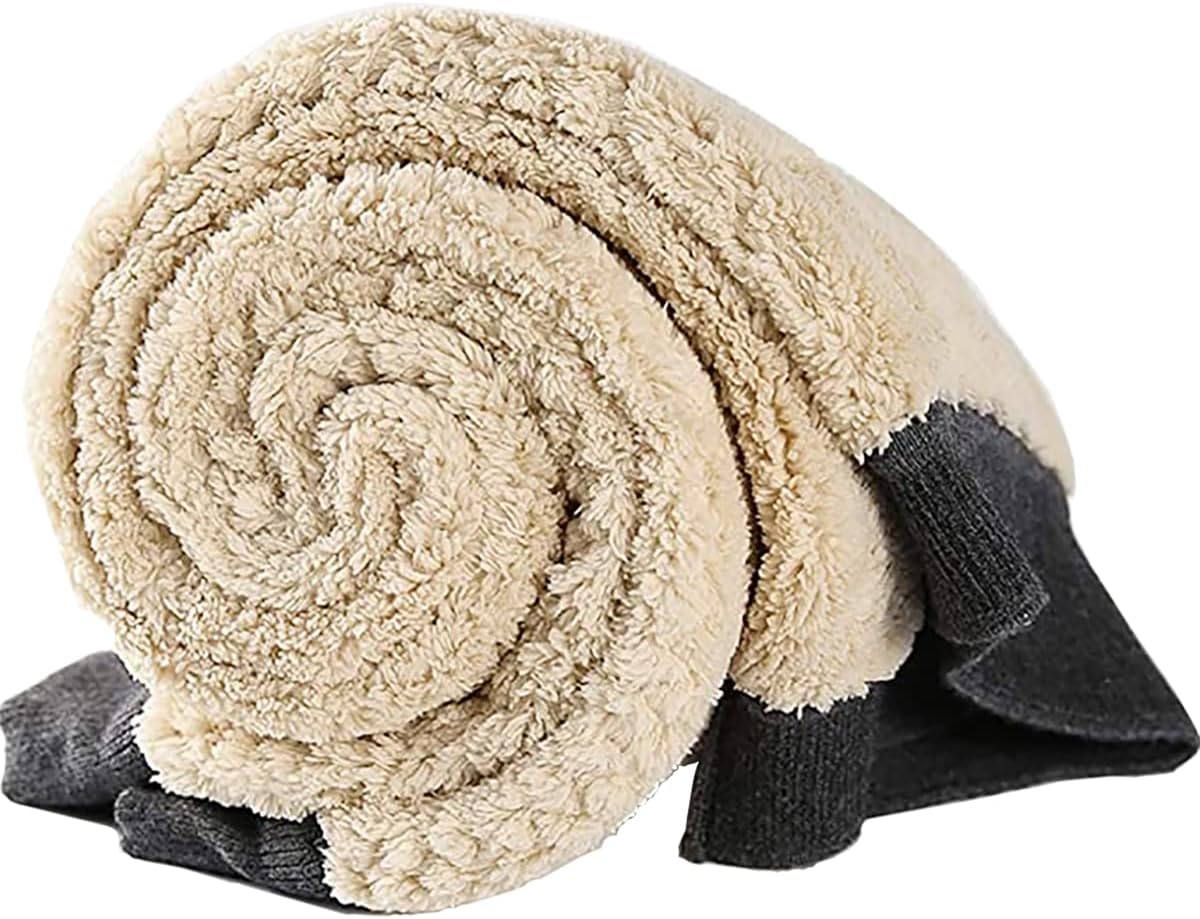 Beige Fleece-Decke, gerollt, weiches Material, gemütlich, ideal für Sofa oder Bett, Heimtextilien.