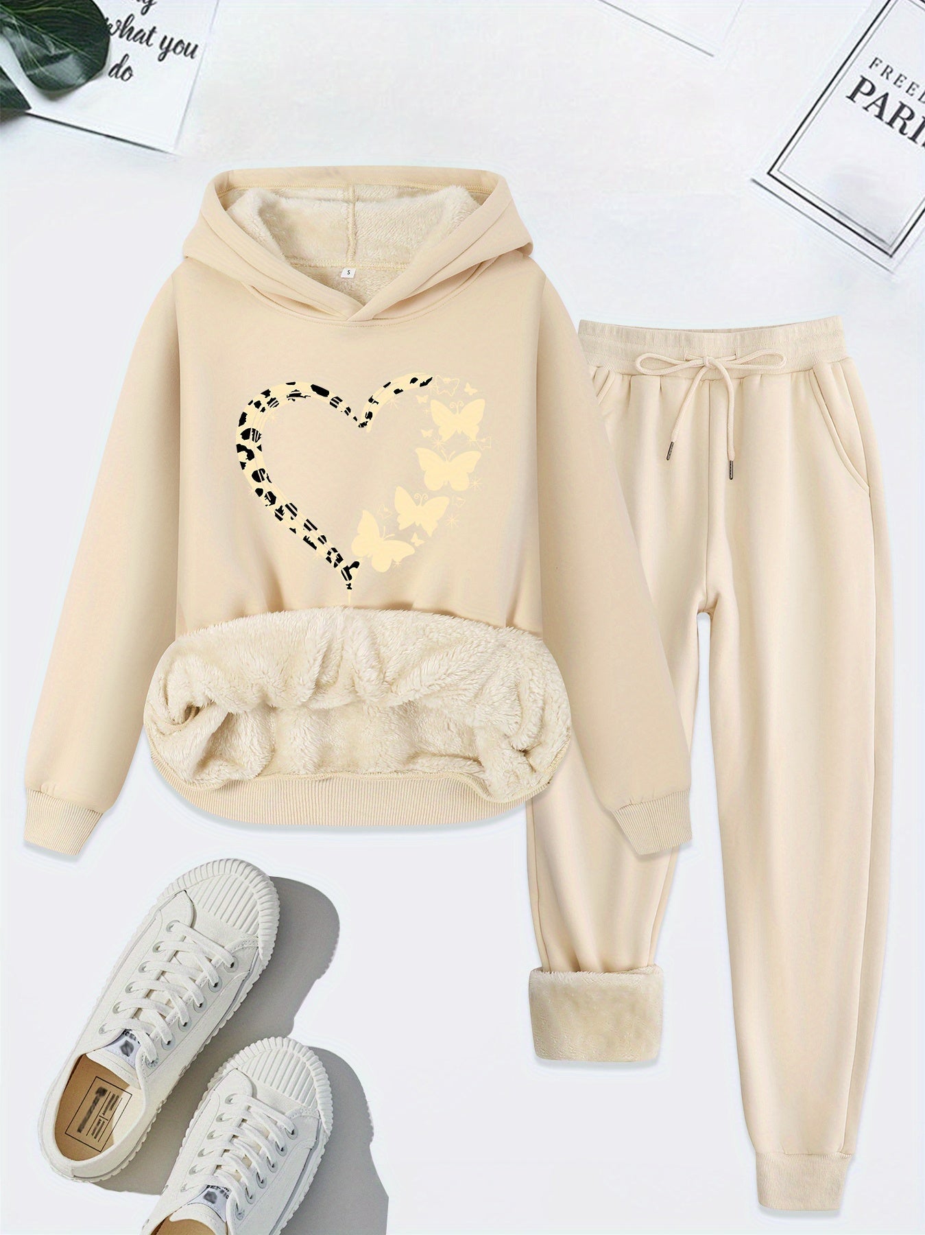 Beiges Damen-Sweatshirt-Set mit Herzmuster, Kapuze, Fleece-Futter und Jogginghose.