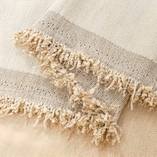 Beige handgewebter Wollteppich mit Fransen, rustikales Design, Wohnzimmerdekoration.