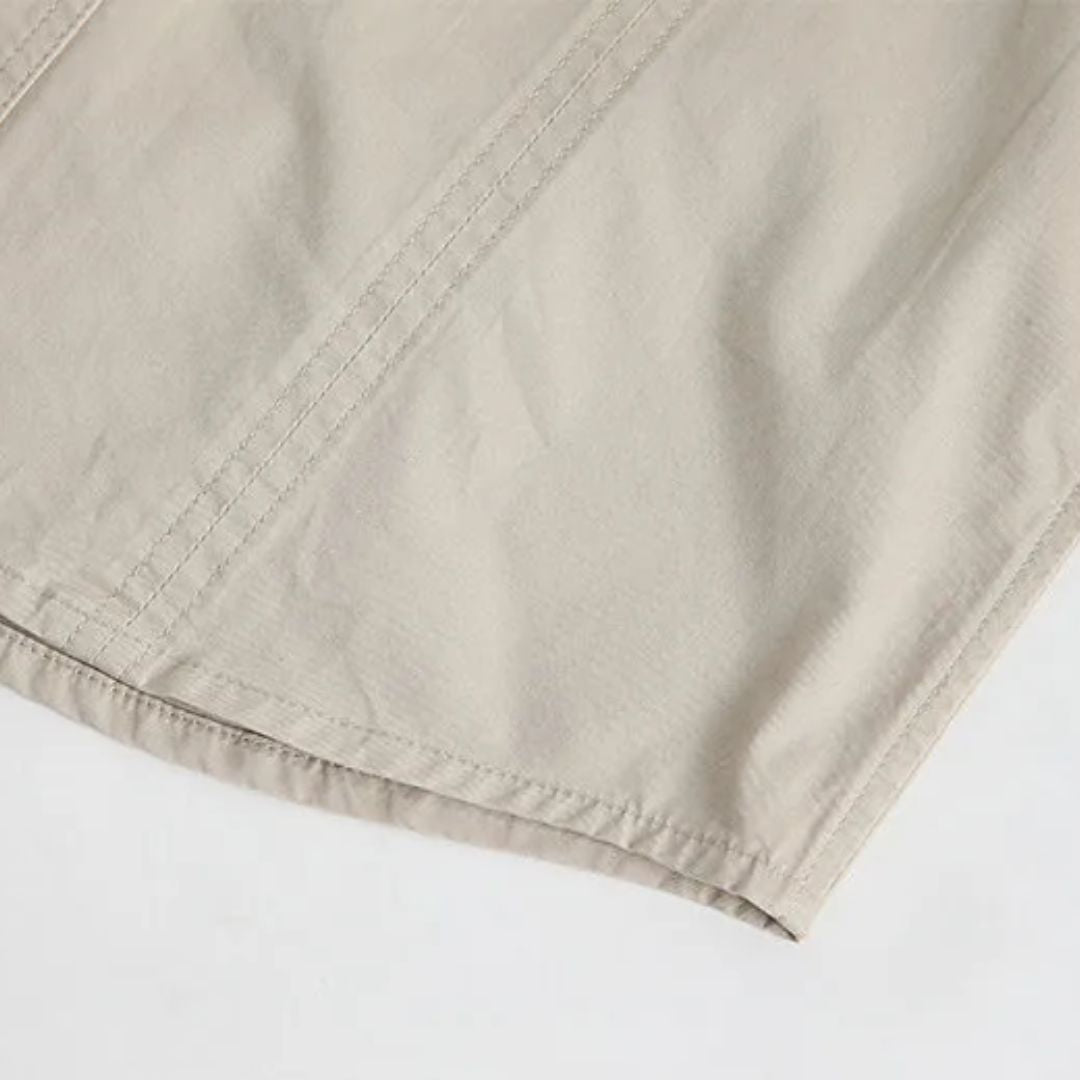 Beigefarbene Baumwolljacke, Nahaufnahme, hochwertige Nähte, modisches Design.