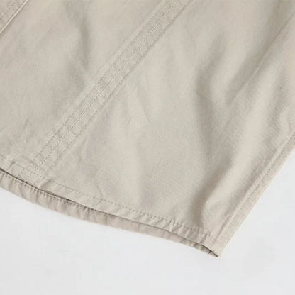 Beigefarbene Baumwolljacke, Nahaufnahme, hochwertige Nähte, modisches Design.