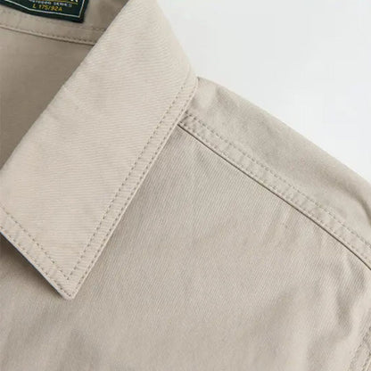 Beiges Herrenhemd aus Baumwolle, klassischer Kragen, elegantes Design, hochwertige Verarbeitung.