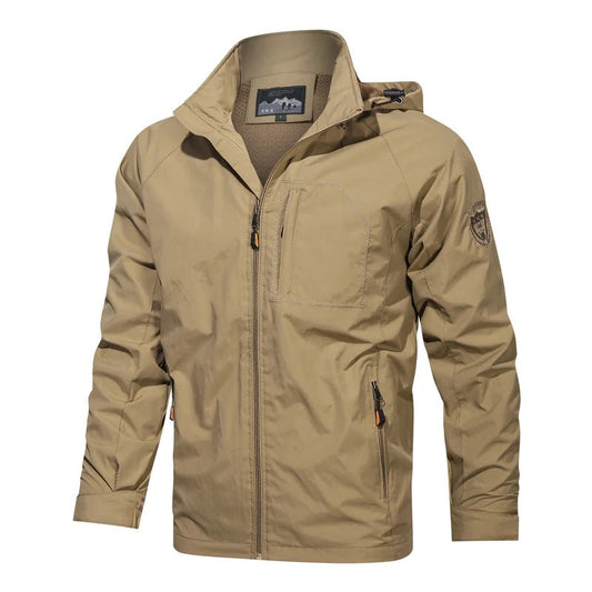 Beige Herren-Windjacke mit Kapuze, Reißverschluss, Outdoor-Design, wasserabweisend.