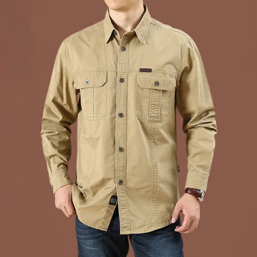 Beige Herrenhemd aus Baumwolle mit Knopfleiste und Brusttaschen, lässiger Stil.