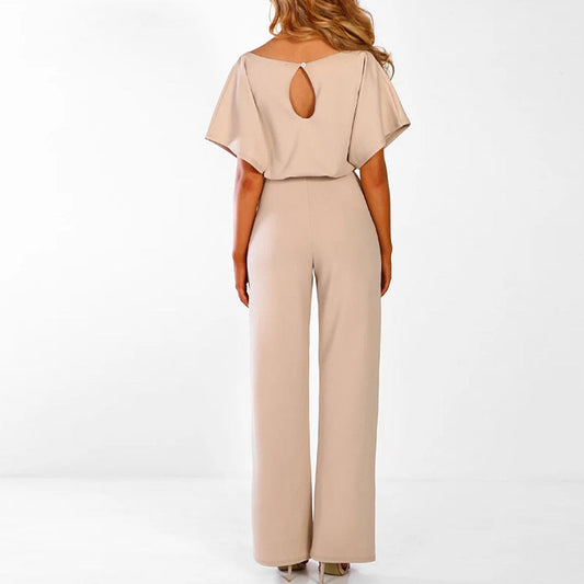 Frau in beigem Jumpsuit mit Rückenausschnitt, elegantes Design, Mode für Damen.