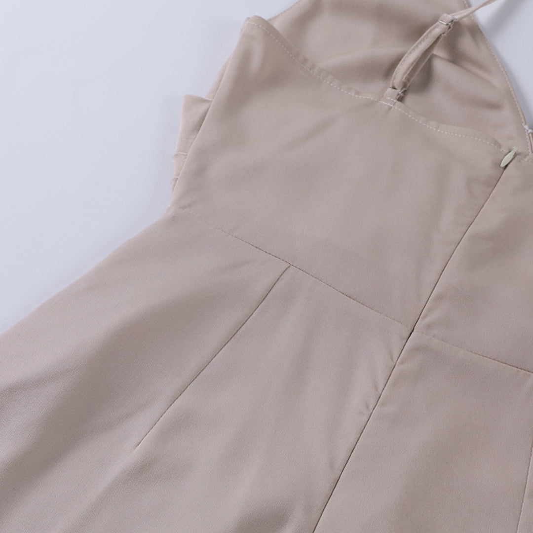 Beiges ärmelloses Kleid aus Baumwolle, elegantes Design, Nahaufnahme, Damenmode.