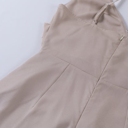 Beiges ärmelloses Kleid aus Baumwolle, elegantes Design, Nahaufnahme, Damenmode.