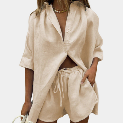 Damen Leinen-Set in Khaki, bestehend aus Hemd und Shorts, ideal für Sommermode.
