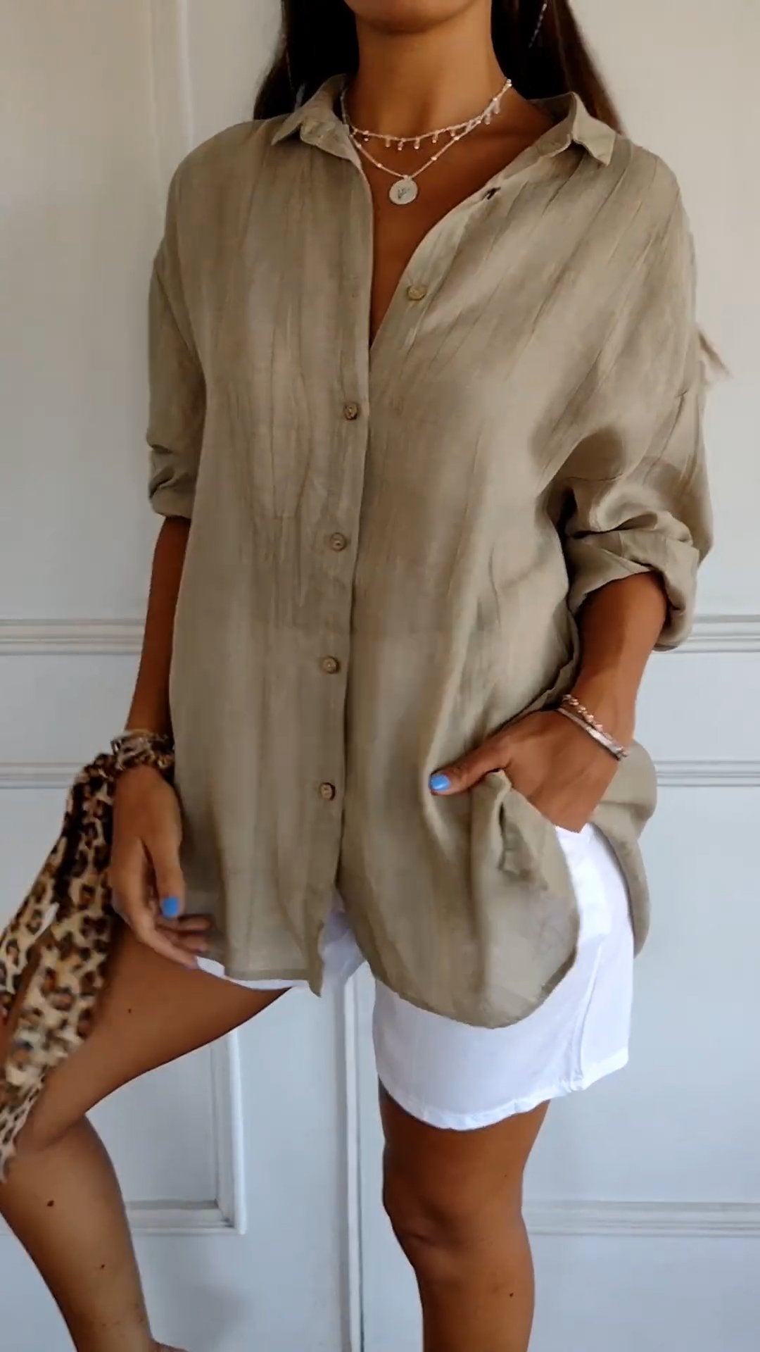 Frau in beiger Leinenbluse und weißen Shorts, lässiger Sommerlook, Mode, Damenbekleidung.