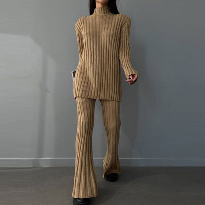 Frau in beige geripptem Strick-Set, Pullover und Hose, modisch, elegant, Herbstmode.