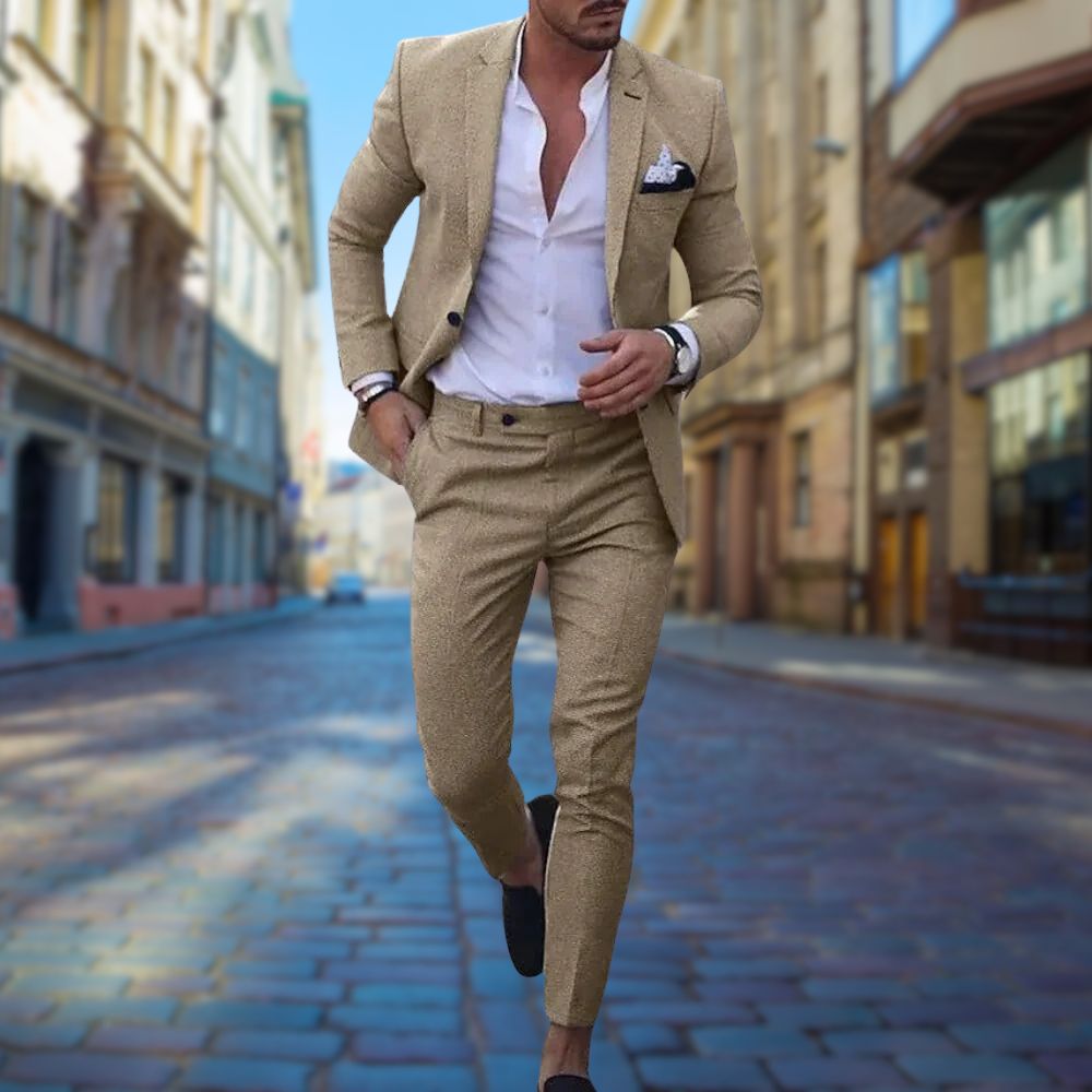 Eleganter beiger Slim-Fit-Anzug für Herren, ideal für formelle Anlässe, aus hochwertigem Material.