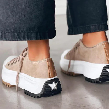 Beige Sneaker mit Plateau, Stern-Detail, Damenmode, Freizeitschuh, trendig, bequem, modern.