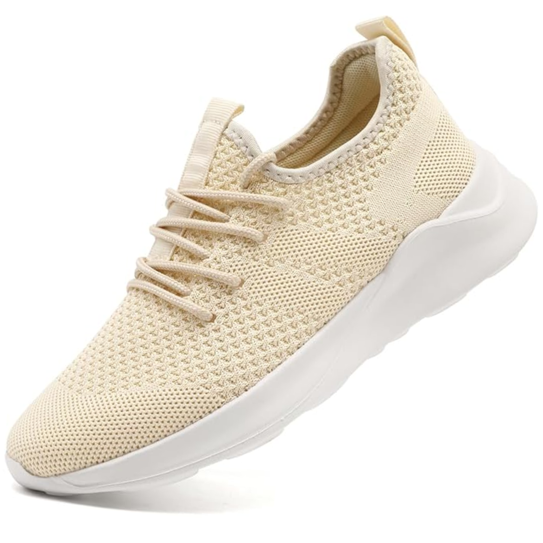 Beiger Sneaker aus Strickstoff, atmungsaktiv, mit weißer Sohle, ideal für Freizeit und Sport.