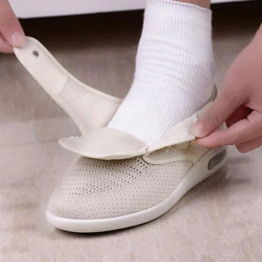 Beiger orthopädischer Schuh mit Klettverschluss, atmungsaktiv, ideal für Senioren.