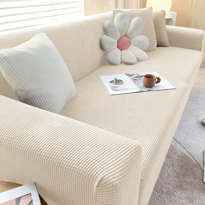 Beige Sofa mit Kissen, Blumenform, Wohnzimmer, modernes Design, gemütlich, skandinavisch.