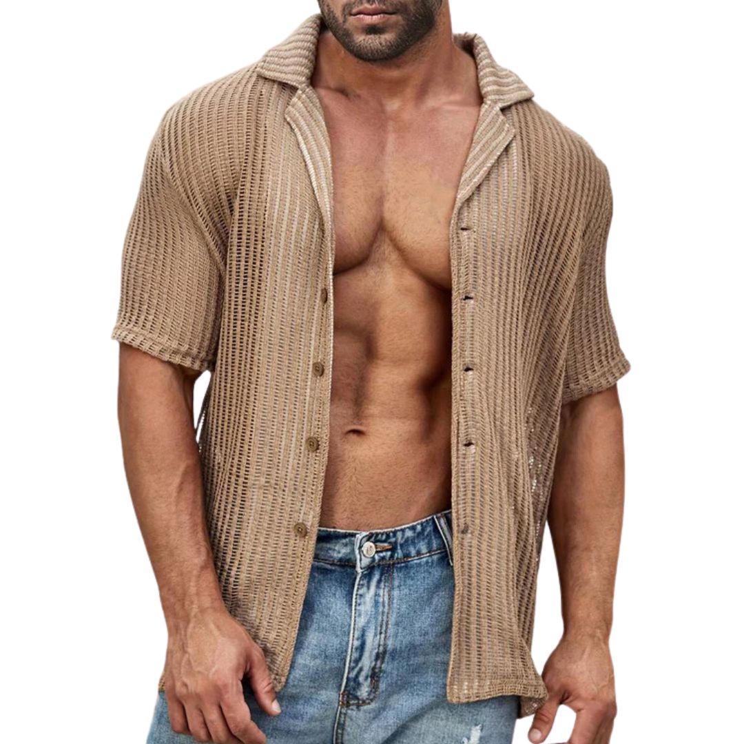 Mann in beige Strickhemd, kurzärmelig, offen getragen, kombiniert mit blauer Jeans.
