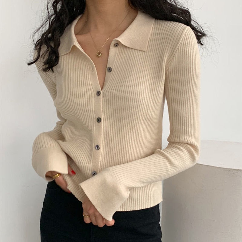 Damen Strickjacke beige, gerippt, Langarm, Knopfleiste, eleganter Look, Herbstmode.